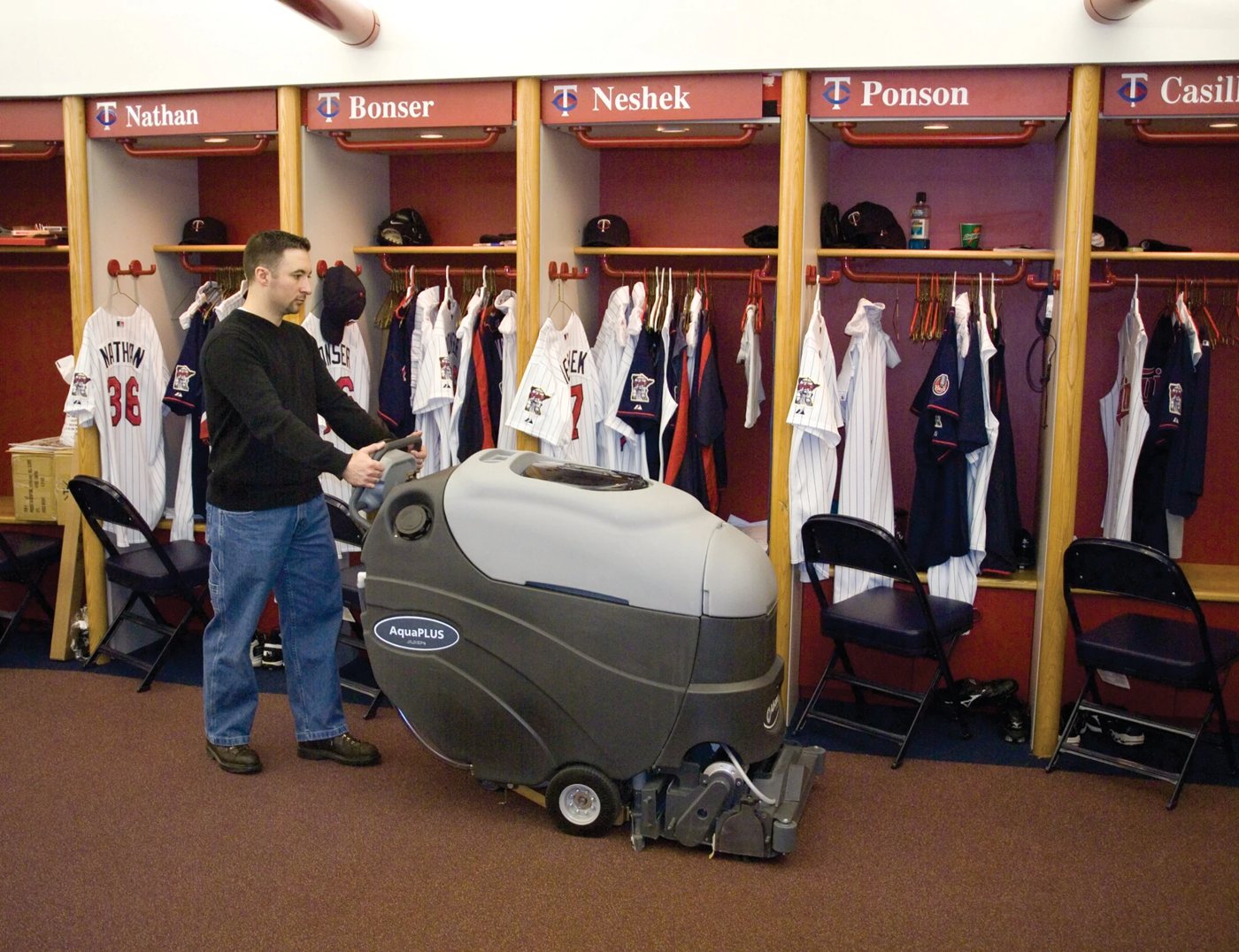 Advance AquaPLUS AXP cleaning carpet in a locker room