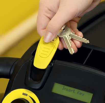 Operator inserting a yellow Kärcher Intelligent Key into the B 40 scrubber