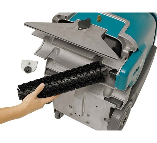 Changing the cylindrical brush on the Tennant E5