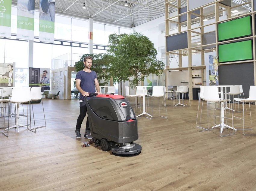 Viper AS5160 scrubbing a hall floor
