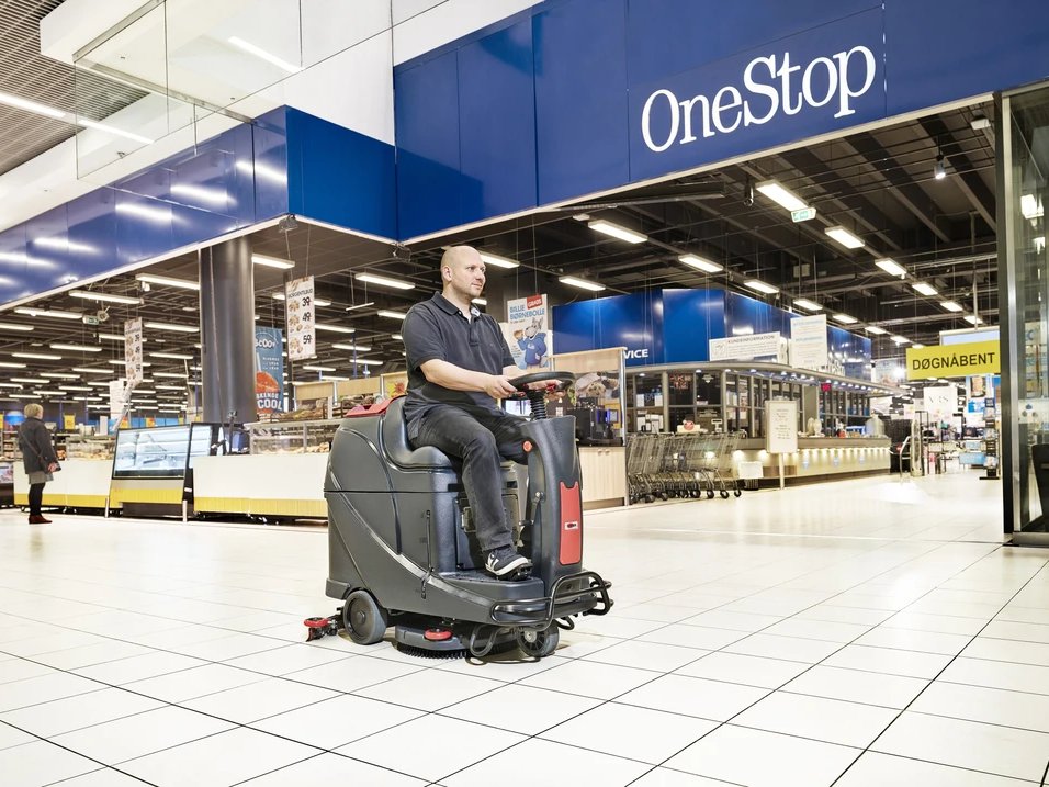 Viper AS530R scrubbing a supermarket floor