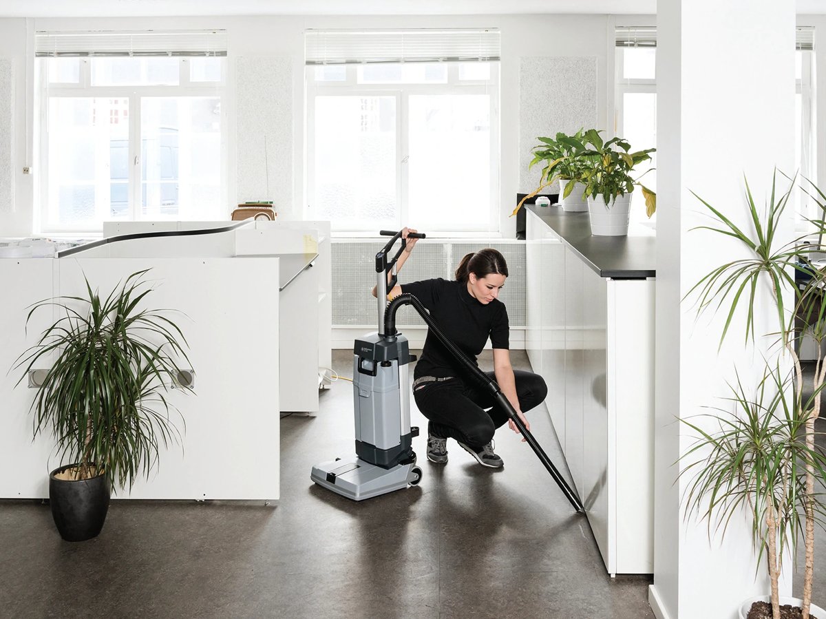 Advance SC100 manual suction hose picking up water around office plants
