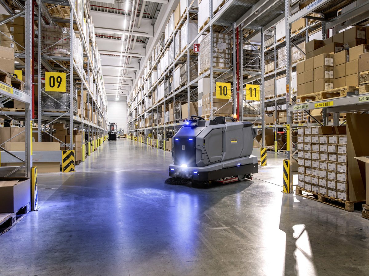 Kärcher KIRA BR 200 cleaning a warehouse aisle autonomously