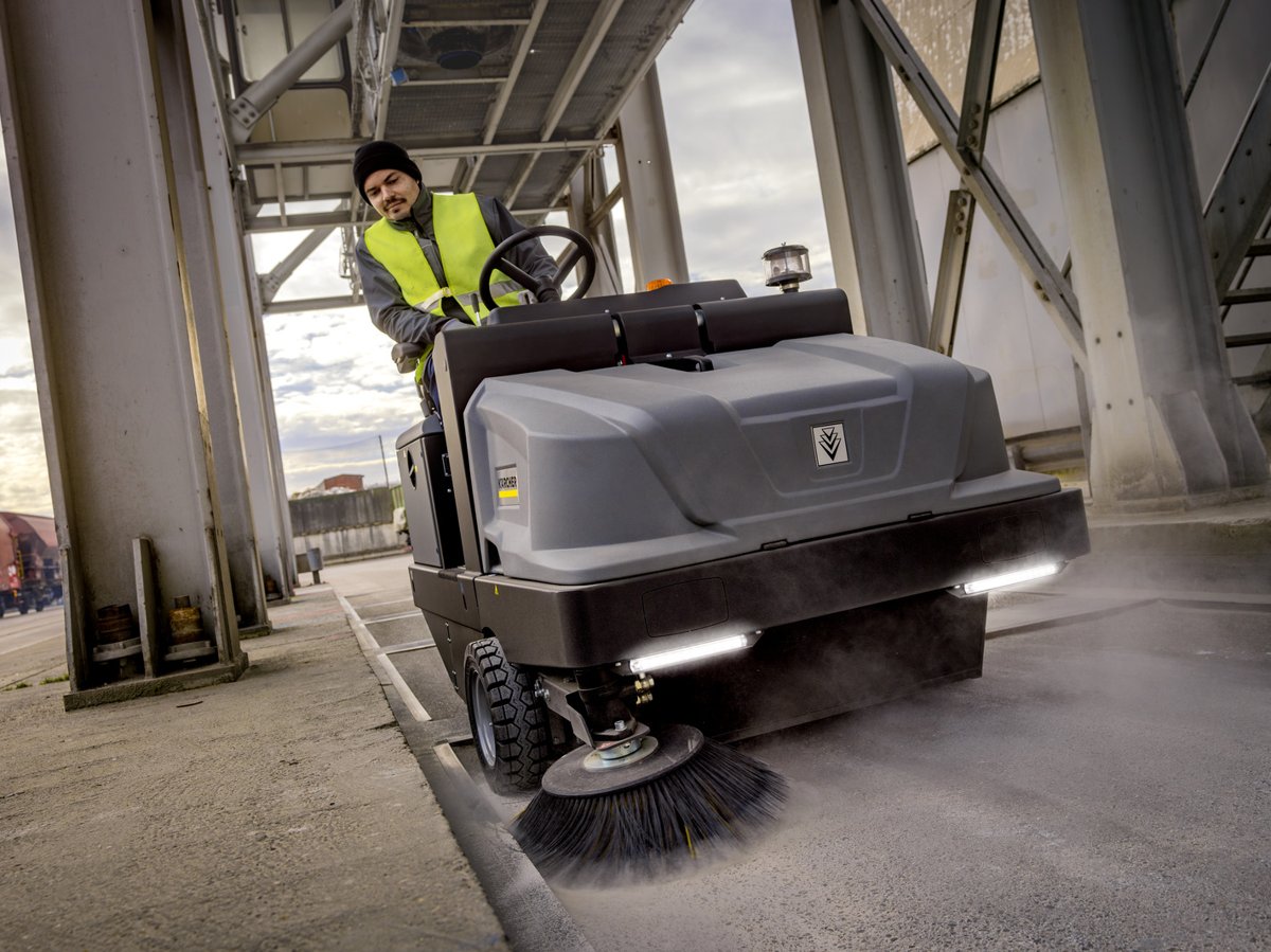 Operator sweeping an industrial yard with the Kärcher KM 130/300 R