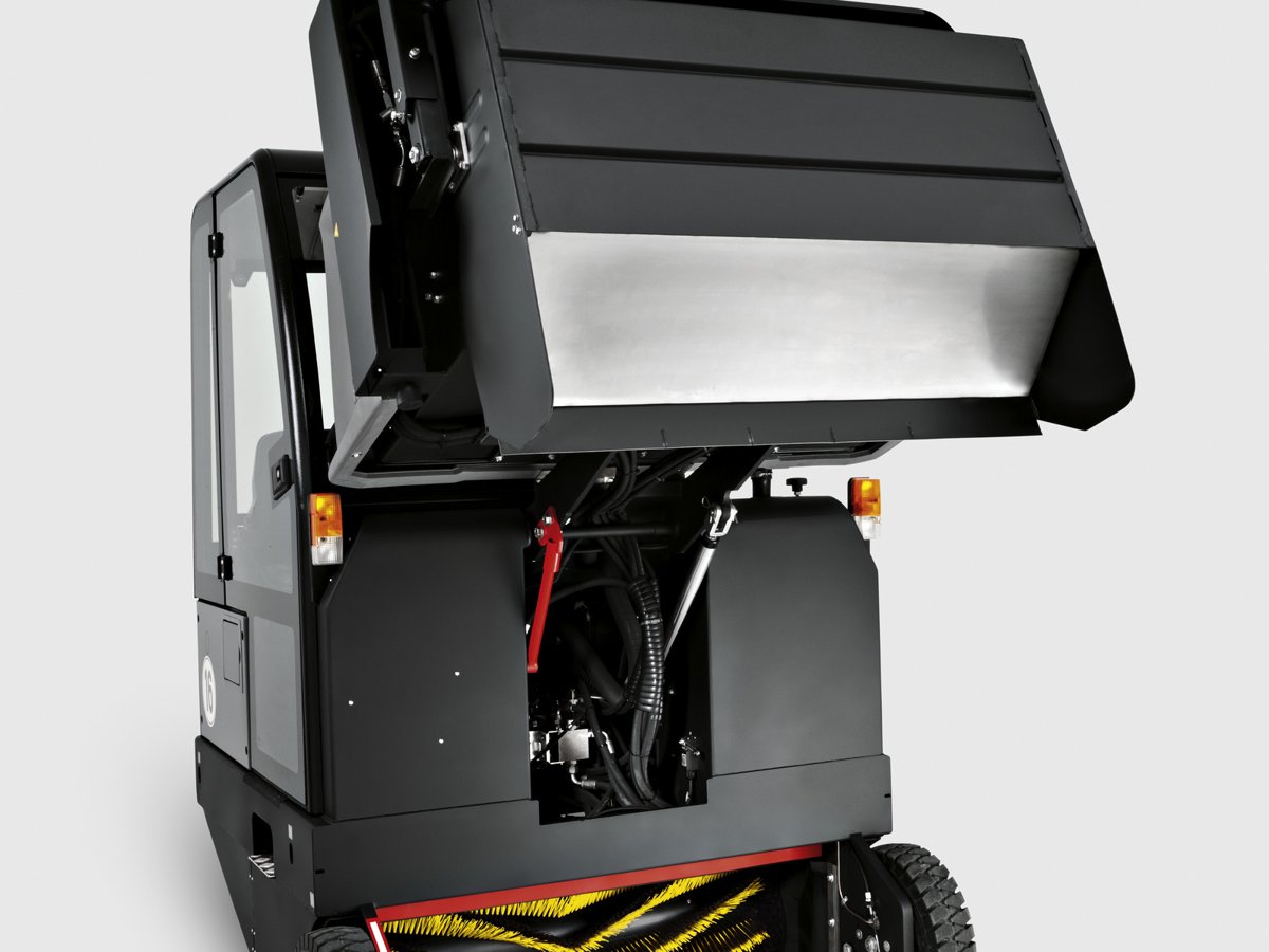 Kärcher KM 150/500 R with 500-liter container raised on the hydraulic lift