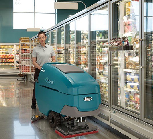 Tennant T600e orbital scrubber in a grocery store aisle